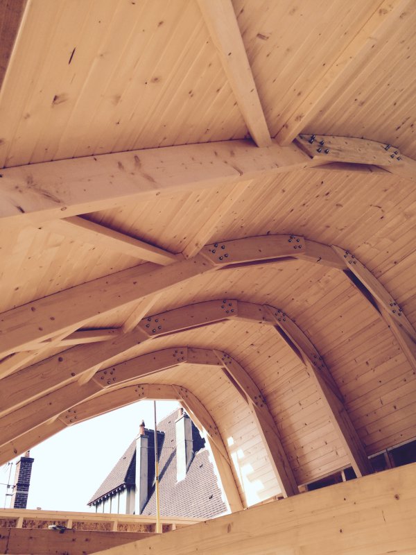 1-Vue intérieure, toiture courbe en bois massif